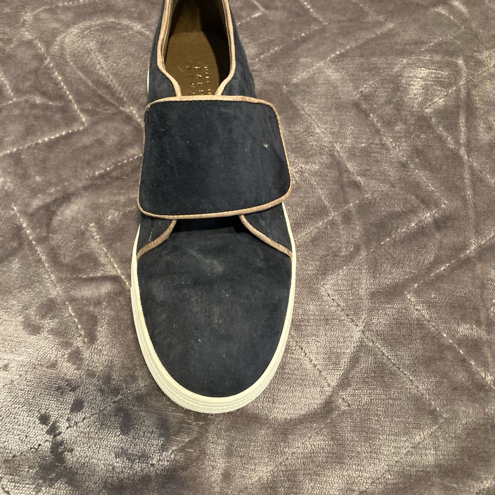 Barney’s New York Navy Suede casual sneaker